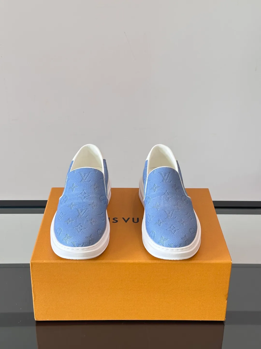 Men's shoes 💰p360 "LOUIS VUITTO＊" Classic presbyopic slip-on loafers are made of classic Damier Gra men's shoes 💰phite canvas, with LV logo embellishment on the shoe body, leather straps decorated with LV metal logo buckles, smooth calf leather trim, and Monogram flower rubber outsole, full of youthful vitality and elegance. Blake craftsmanship and hand-stitched uppers cleverly establish recognition, and the standard sheepskin lining provides a comfortable and soft foot feel! Size: 38-44